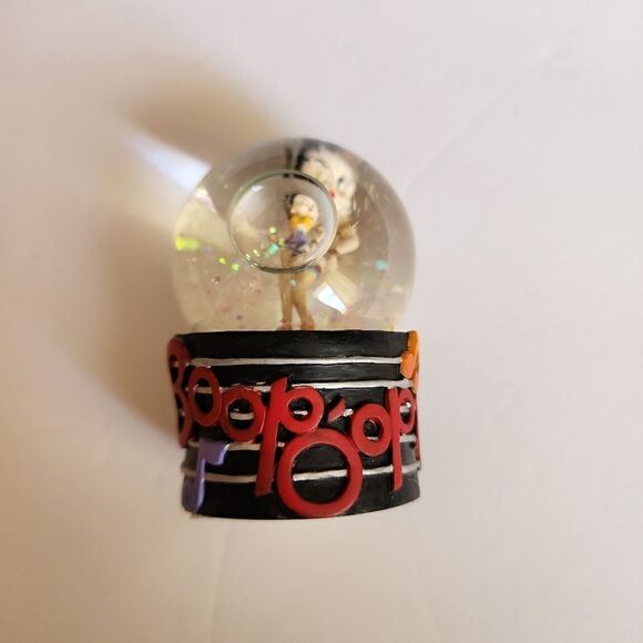 Betty Boop 1999 Small Snowglobe - Picture 2 of 6